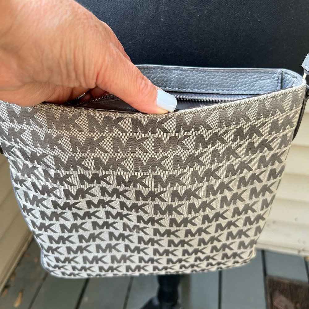 Michael Kors Large Gray Signature Messenger Crossbody Bag EUC - Picture 8 of 9